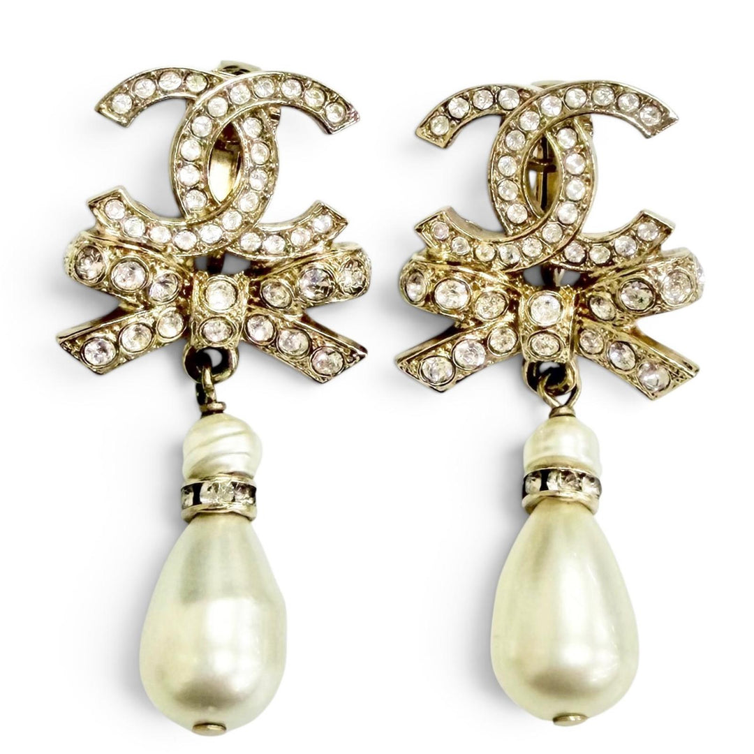 Great CHANEL Earring COCO Mark Rhinestone Ribbon Pearl Swing gold Women B23C