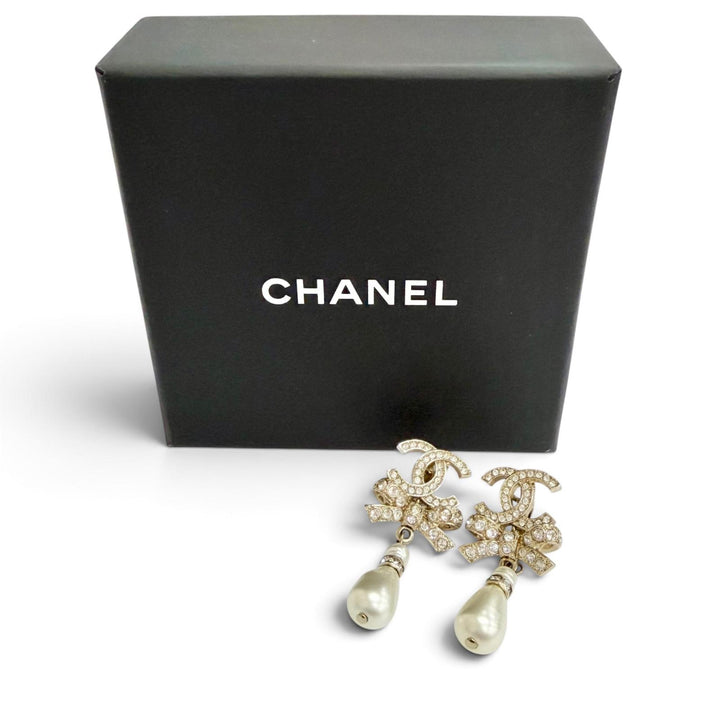Great CHANEL Earring COCO Mark Rhinestone Ribbon Pearl Swing gold Women B23C
