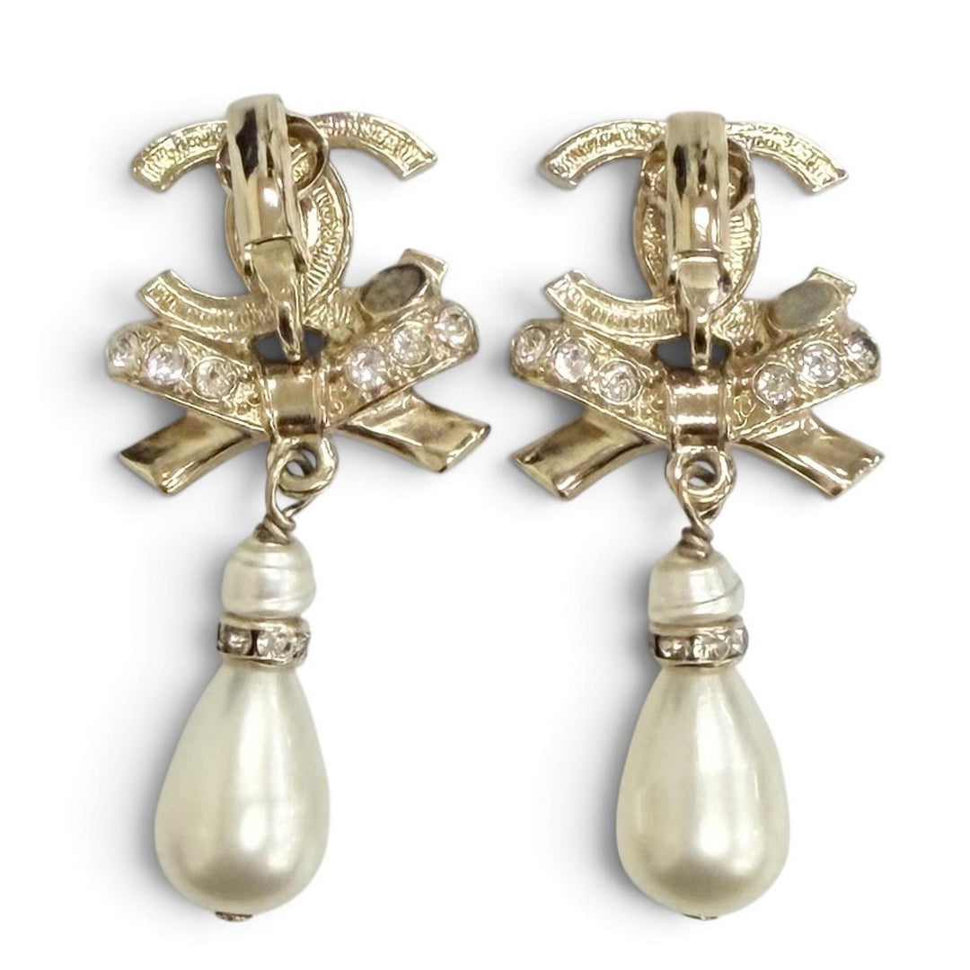 Great CHANEL Earring COCO Mark Rhinestone Ribbon Pearl Swing gold Women B23C