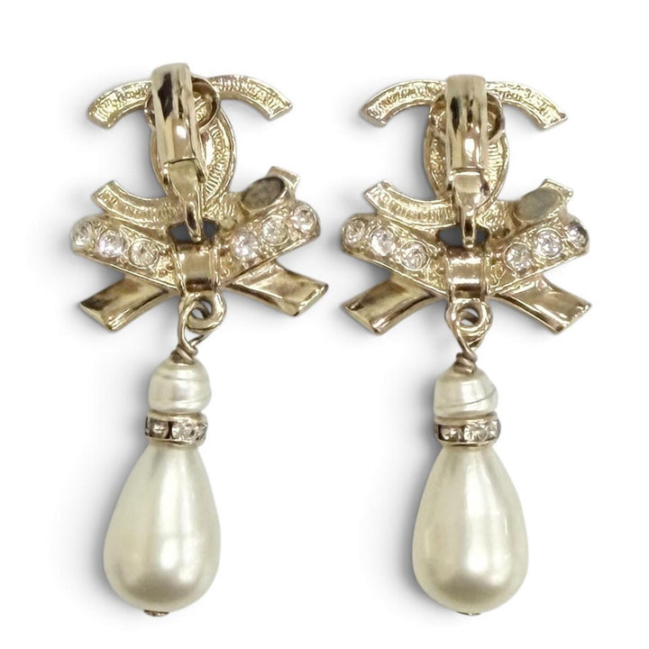Great CHANEL Earring COCO Mark Rhinestone Ribbon Pearl Swing gold Women B23C