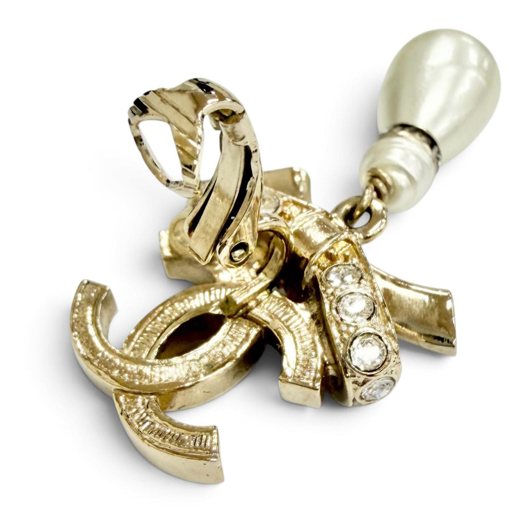 Great CHANEL Earring COCO Mark Rhinestone Ribbon Pearl Swing gold Women B23C