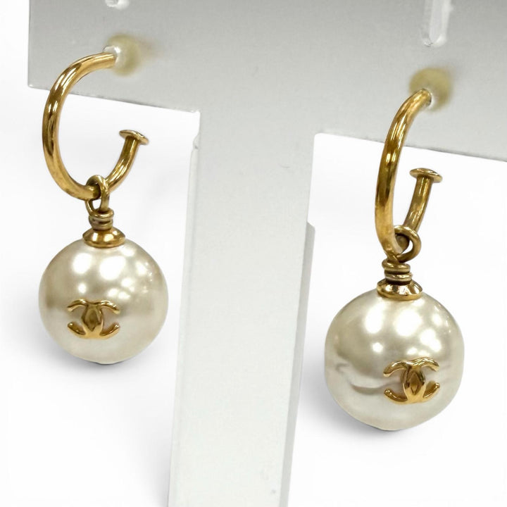Great CHANEL Pierce COCO Mark Pearl white Women