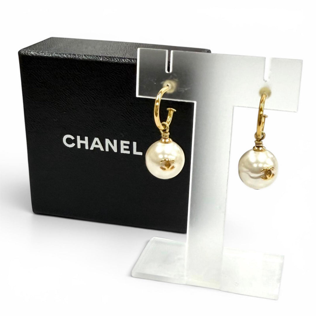 Great CHANEL Pierce COCO Mark Pearl white Women