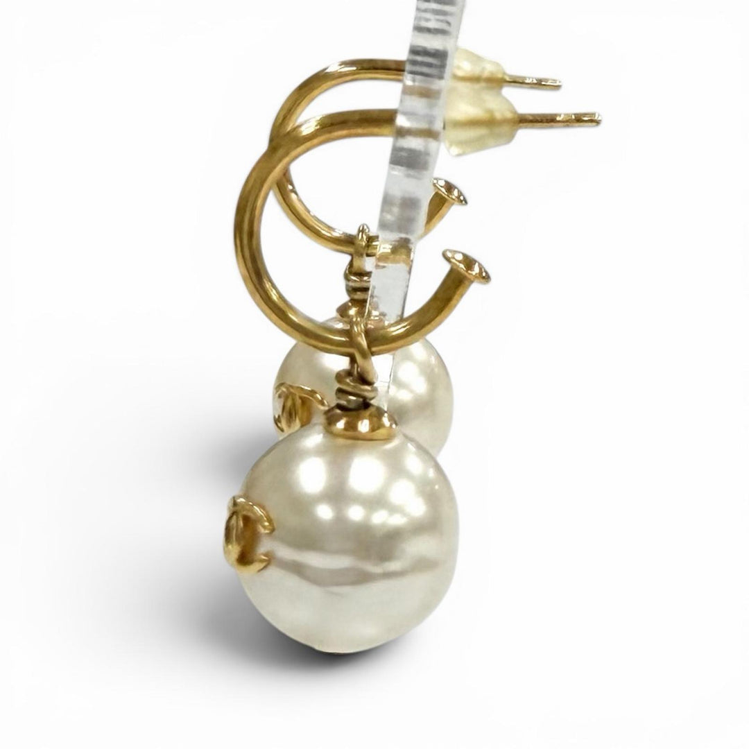 Great CHANEL Pierce COCO Mark Pearl white Women
