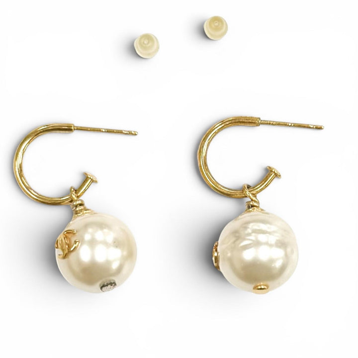 Great CHANEL Pierce COCO Mark Pearl white Women