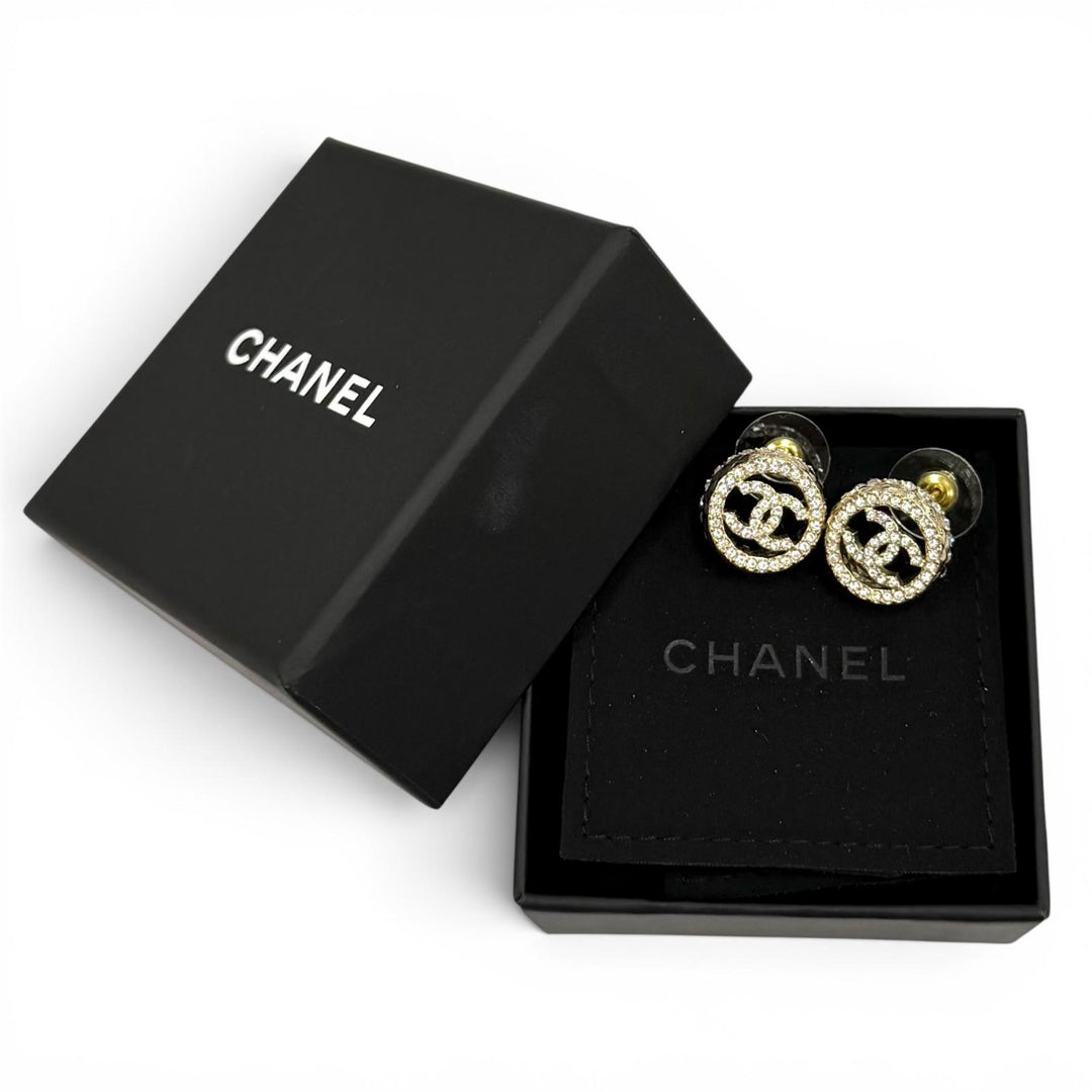 Great CHANEL Pierce Rhinestone COCO Mark quilting gold Women B22S AB8304