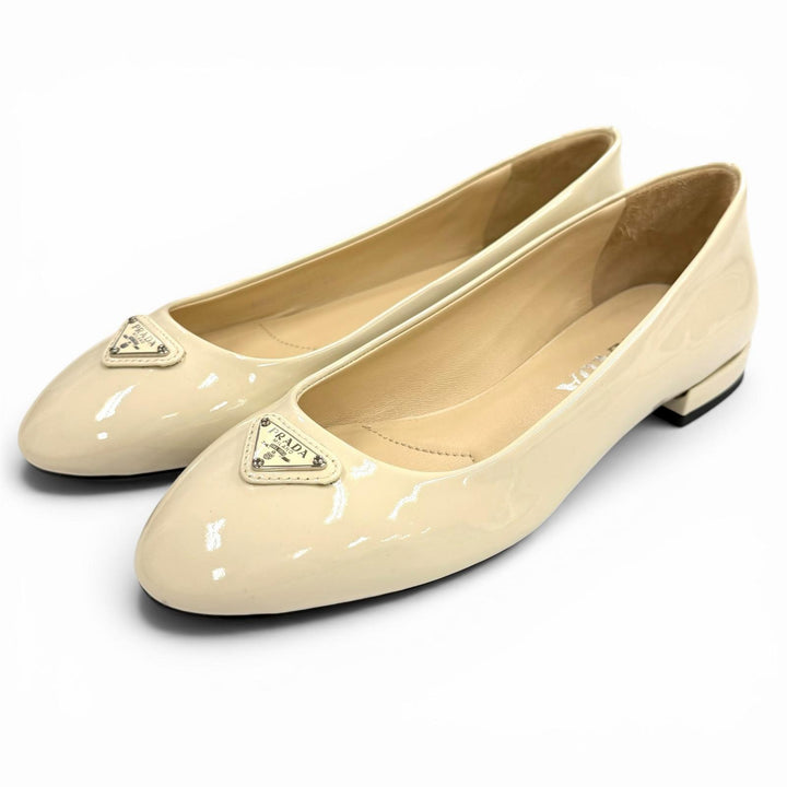 Excellent PRADA pumps Triangle Logo Patent Leather Flats Ivory 35 1F200N