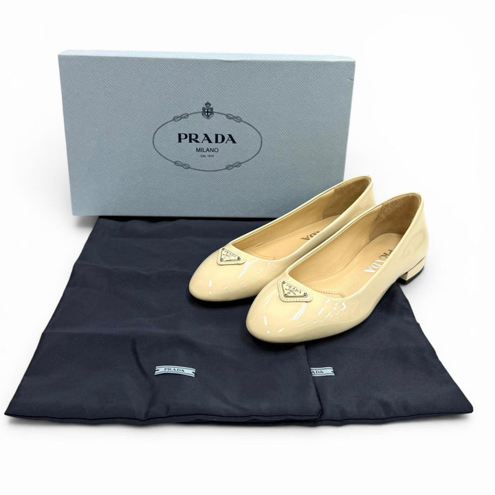 Excellent PRADA pumps Triangle Logo Patent Leather Flats Ivory 35 1F200N
