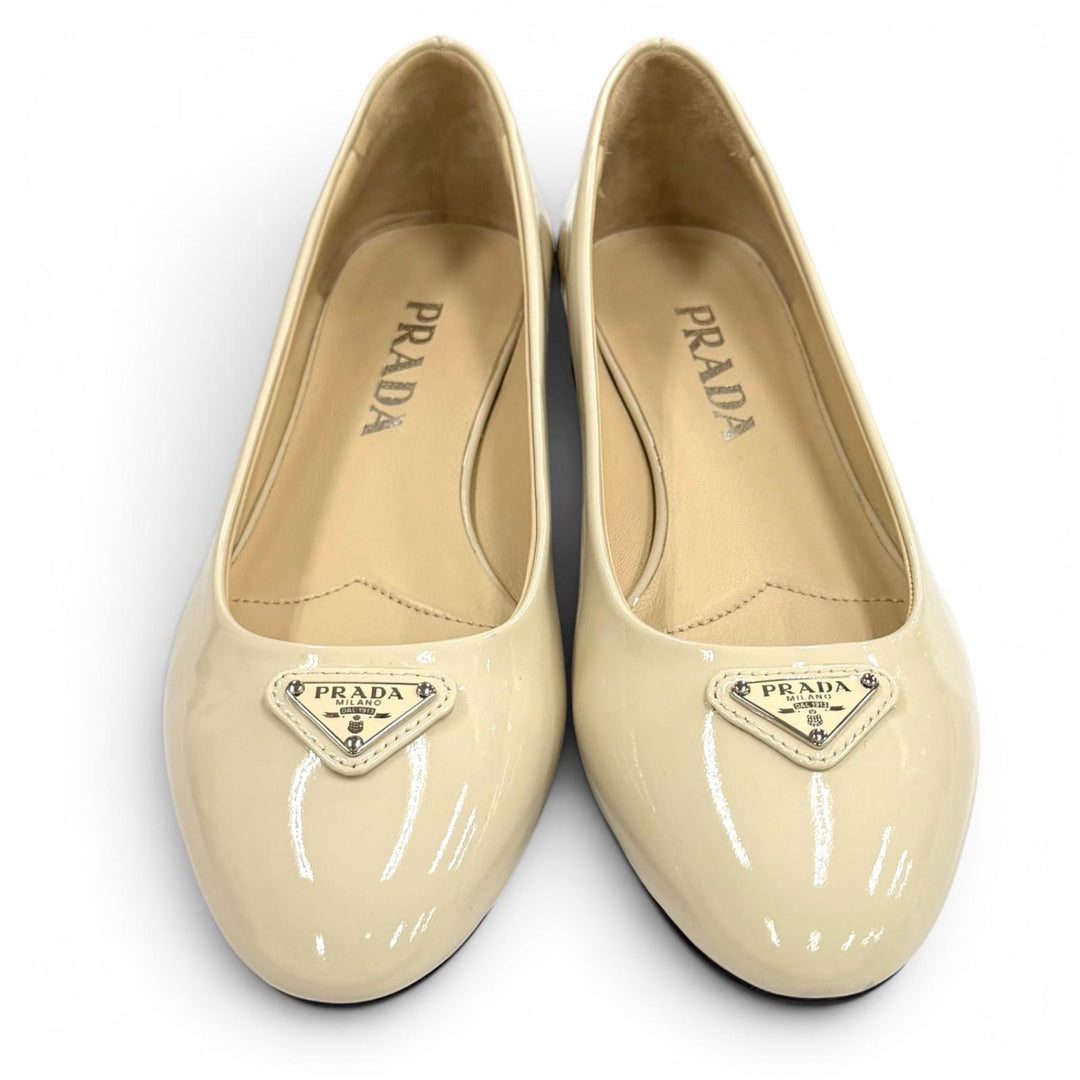 Excellent PRADA pumps Triangle Logo Patent Leather Flats Ivory 35 1F200N