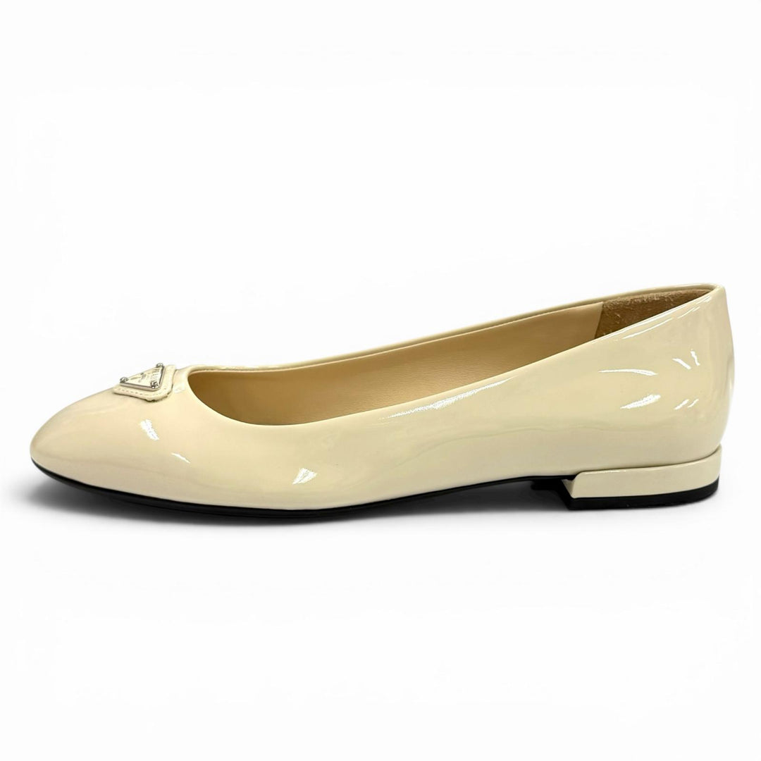 Excellent PRADA pumps Triangle Logo Patent Leather Flats Ivory 35 1F200N