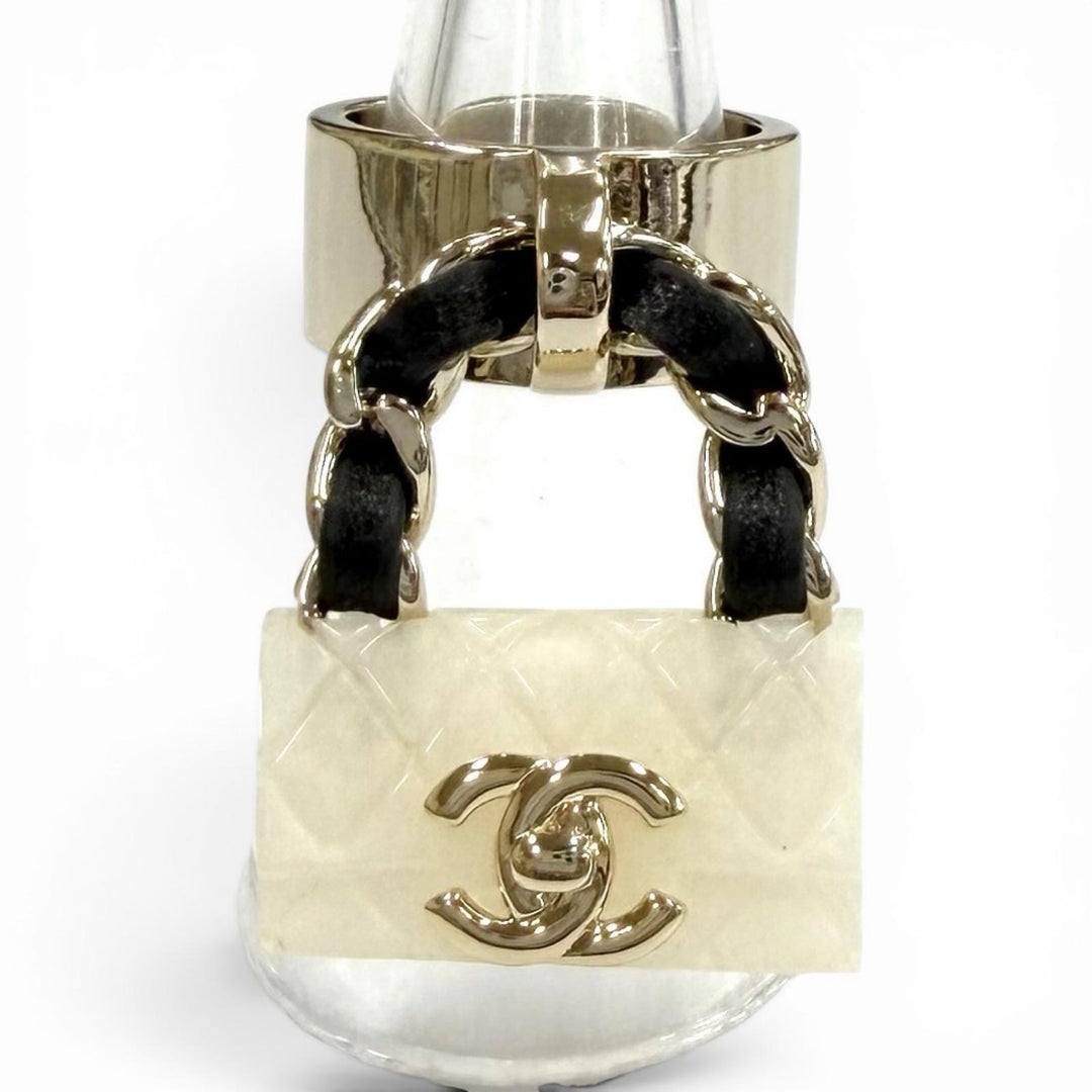 Excellent CHANEL Ring ring Matelassé Turnlock Bag Charm Ring white Women B23C