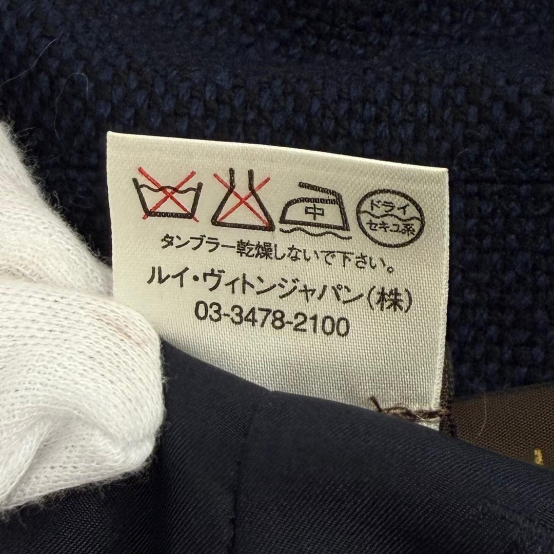 Great LOUIS VUITTON Jacket Monogram lining, concealed placket. Navy cashmere 42