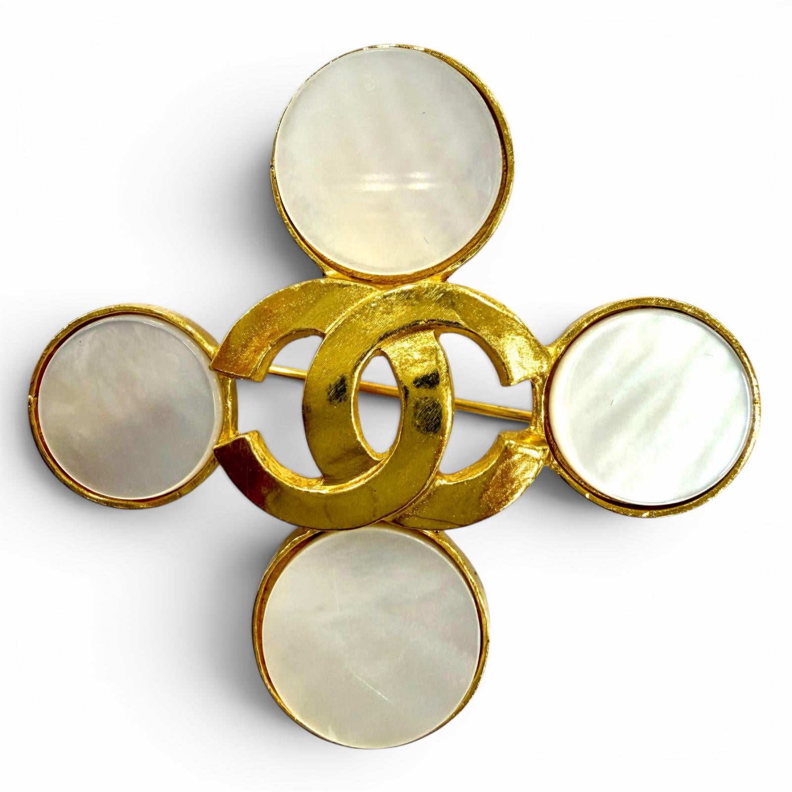 Excellent CHANEL Brooch COCO Mark shell user gold shell Women 95A