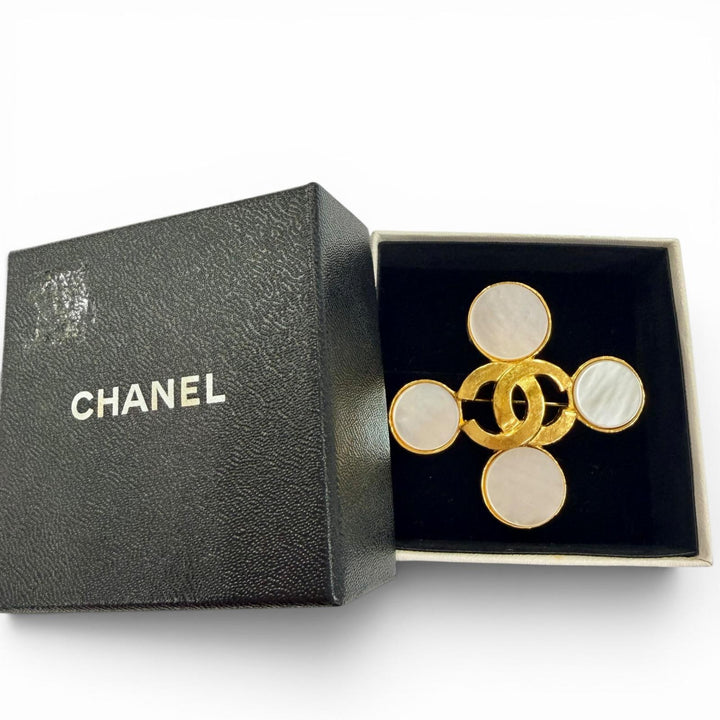 Excellent CHANEL Brooch COCO Mark shell user gold shell Women 95A