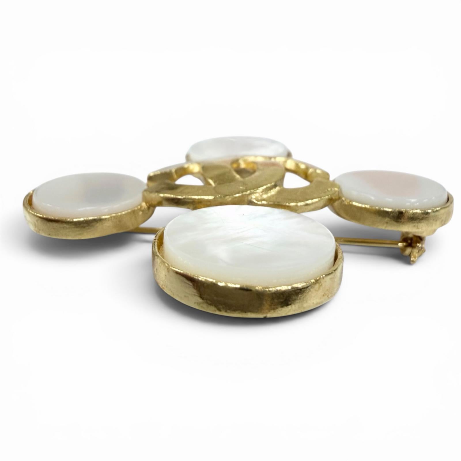 Excellent CHANEL Brooch COCO Mark shell user gold shell Women 95A