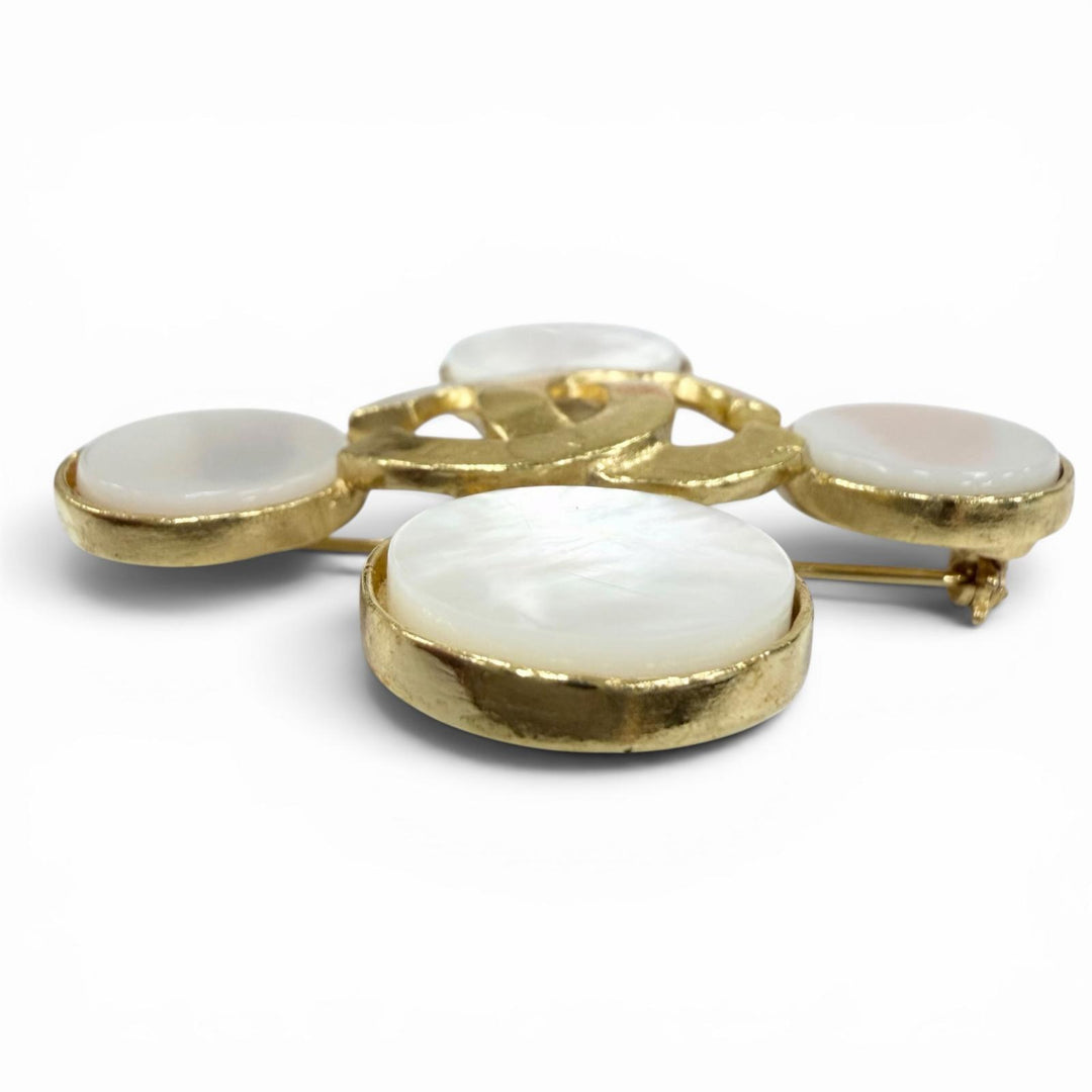 Excellent CHANEL Brooch COCO Mark shell user gold shell Women 95A