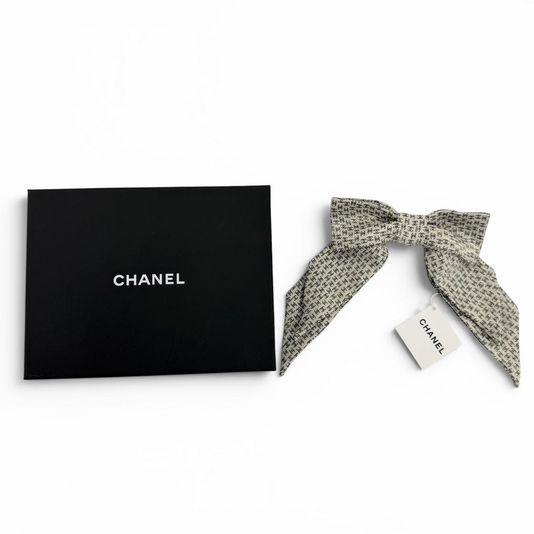 Pristine CHANEL Valletta COCO MarkPattern Hair Accessories white silk Women 25A