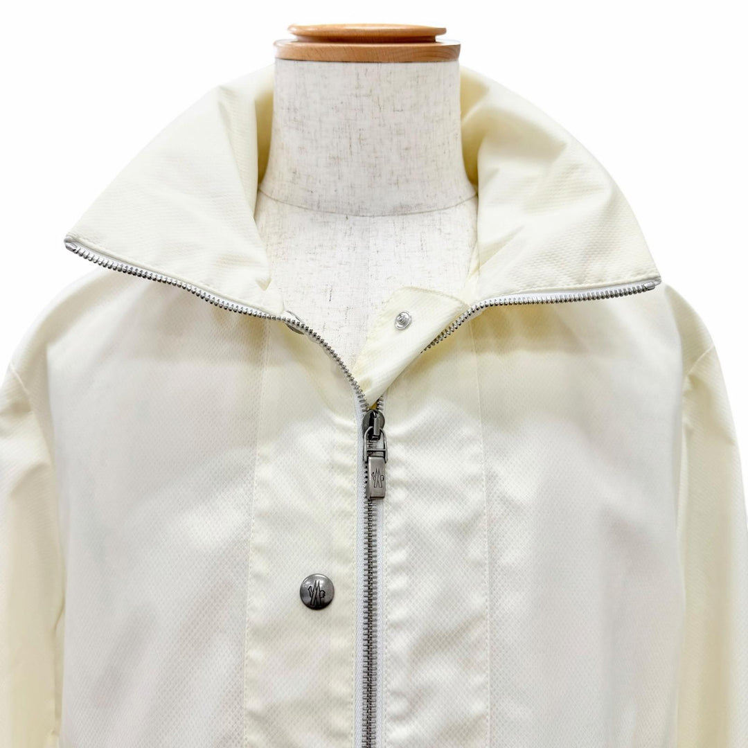 Great MONCLER GAMME BLEU GIUBBINO Logo patch, hooded, zip-up jacket Ivory 0