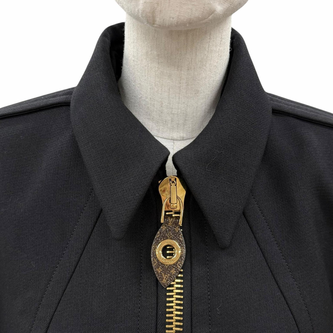Excellent LOUIS VUITTON coat 100% silk lining, monogram zipper pull. wool 40