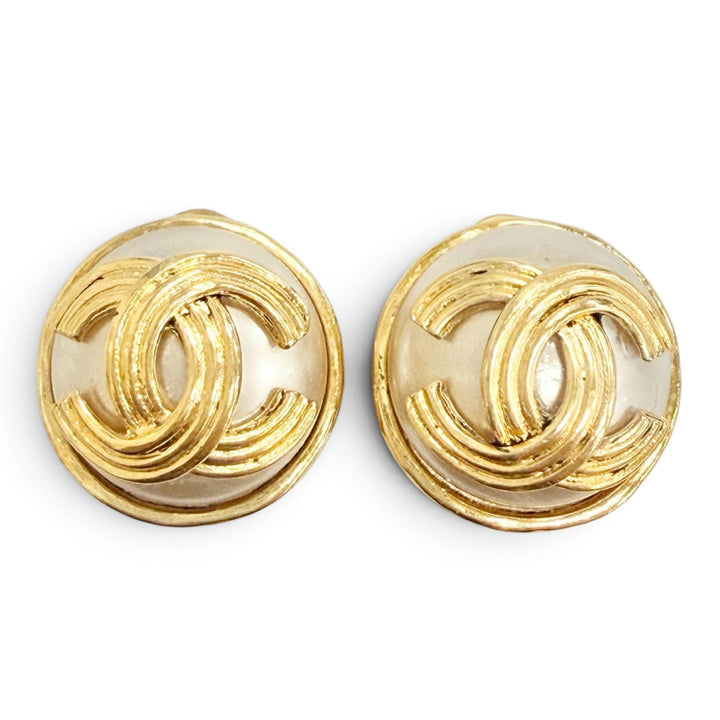 Great CHANEL Earring COCO Mark Eco Pearl Clip-on Earrings gold Women 94A
