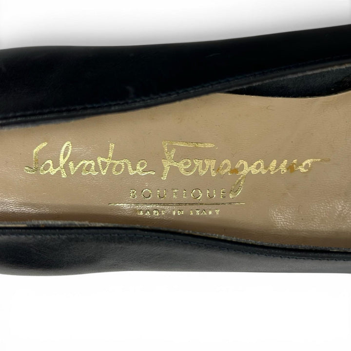 Pristine Salvatore Ferragamo pumps Vala With logo, round toe Navy leather 6.5