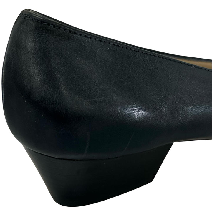 Pristine Salvatore Ferragamo pumps Vala With logo, round toe Navy leather 6.5