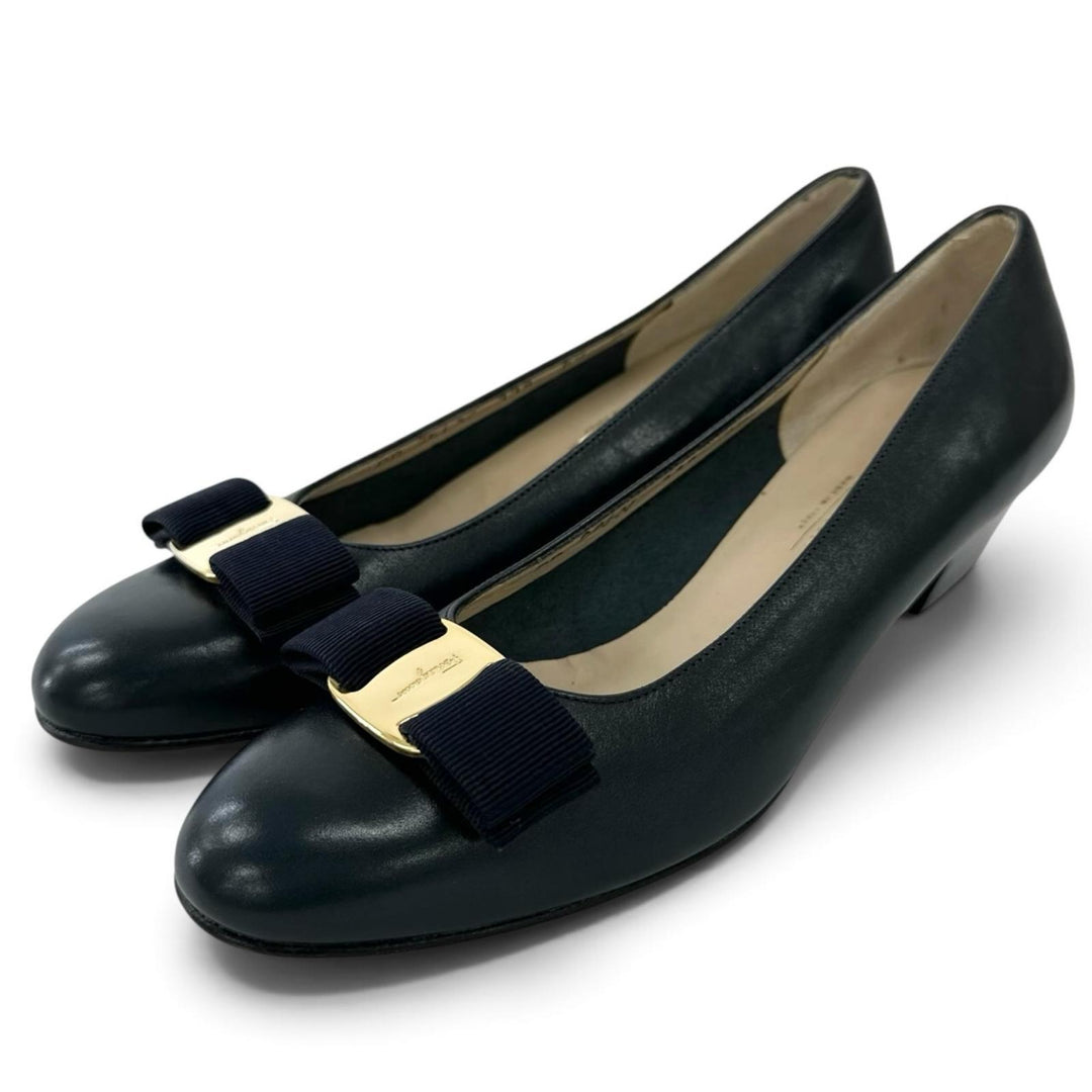 Pristine Salvatore Ferragamo pumps Vala With logo, round toe Navy leather 6.5