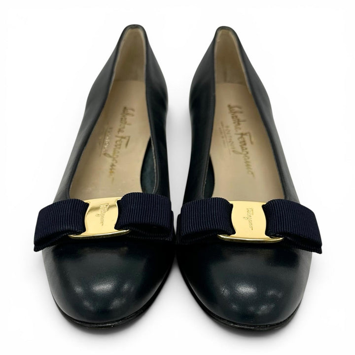 Pristine Salvatore Ferragamo pumps Vala With logo, round toe Navy leather 6.5