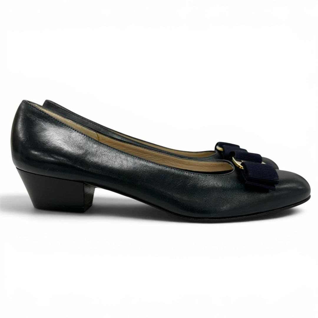 Pristine Salvatore Ferragamo pumps Vala With logo, round toe Navy leather 6.5