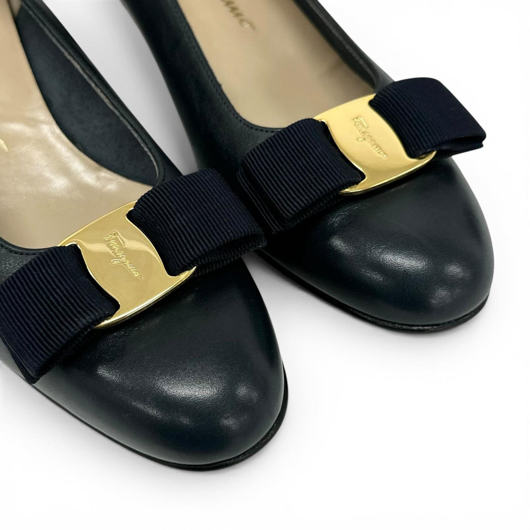Pristine Salvatore Ferragamo pumps Vala With logo, round toe Navy leather 6.5