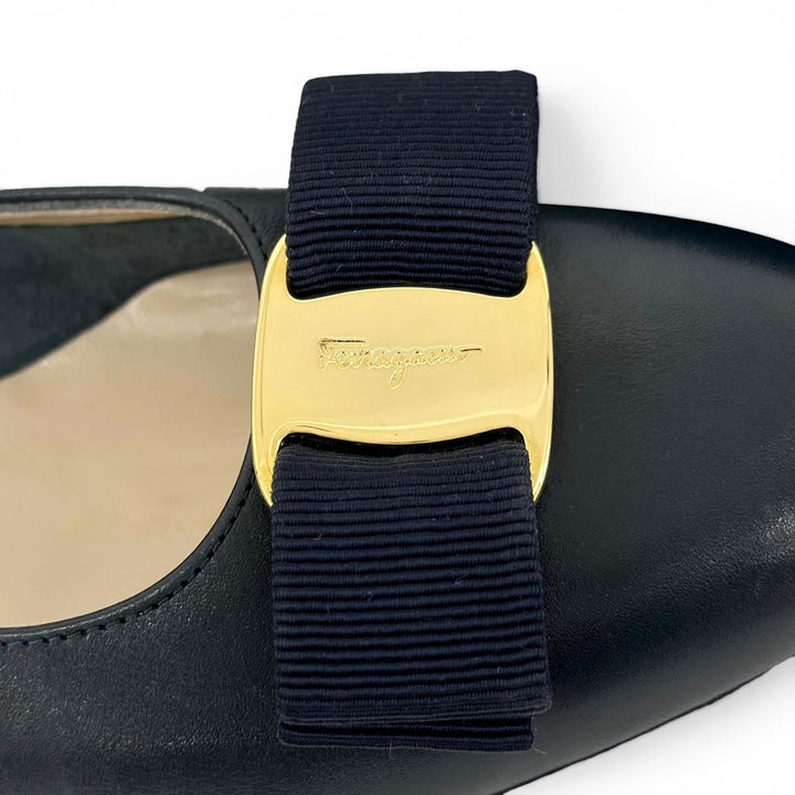 Pristine Salvatore Ferragamo pumps Vala With logo, round toe Navy leather 6.5