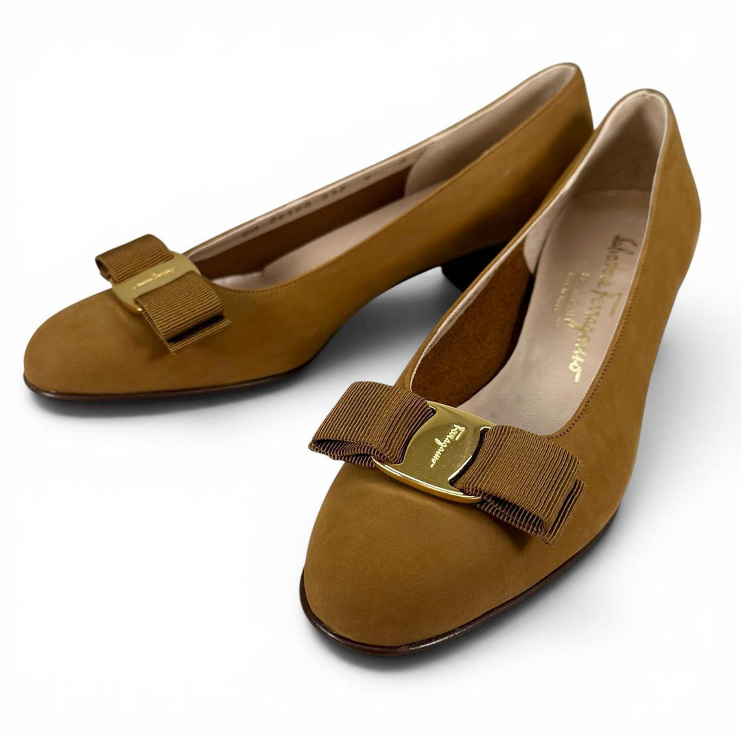 Pristine Salvatore Ferragamo pumps VARA Logo Metal Ribbon Brown Suede leather 6