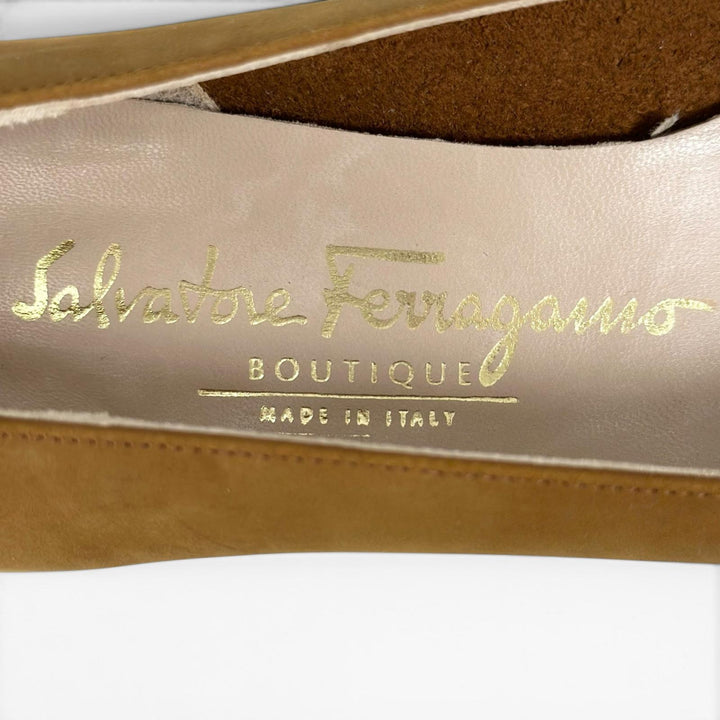 Pristine Salvatore Ferragamo pumps VARA Logo Metal Ribbon Brown Suede leather 6