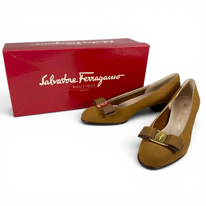 Pristine Salvatore Ferragamo pumps VARA Logo Metal Ribbon Brown Suede leather 6