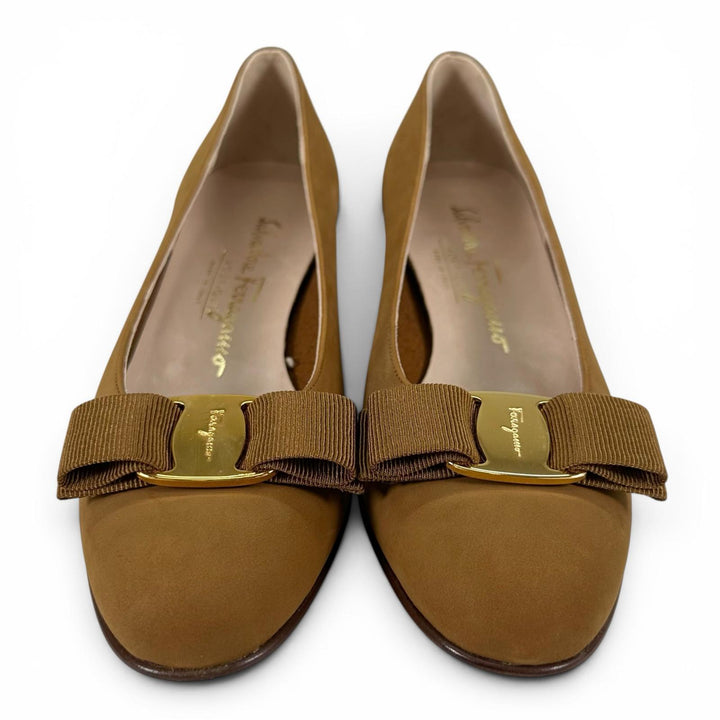 Pristine Salvatore Ferragamo pumps VARA Logo Metal Ribbon Brown Suede leather 6