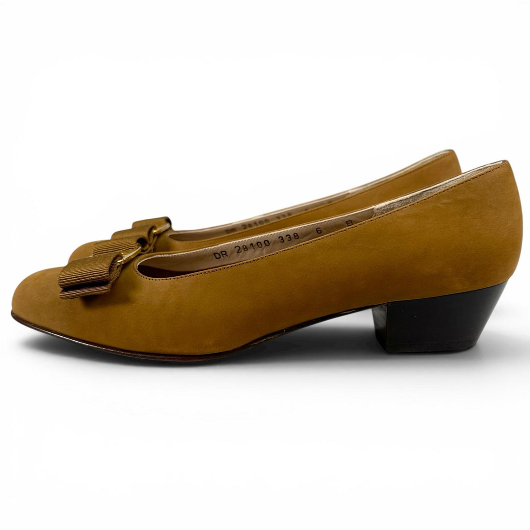Pristine Salvatore Ferragamo pumps VARA Logo Metal Ribbon Brown Suede leather 6