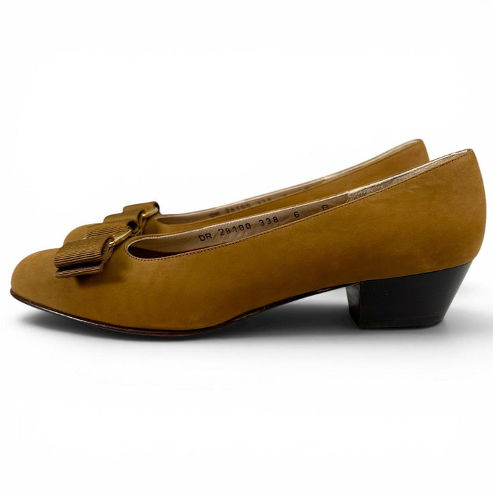 Pristine Salvatore Ferragamo pumps VARA Logo Metal Ribbon Brown Suede leather 6