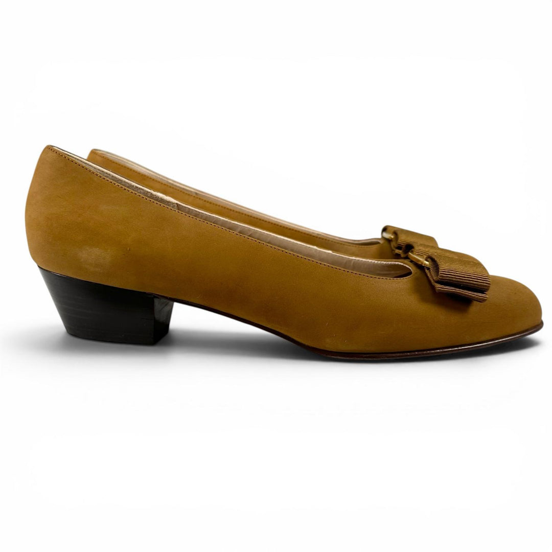 Pristine Salvatore Ferragamo pumps VARA Logo Metal Ribbon Brown Suede leather 6