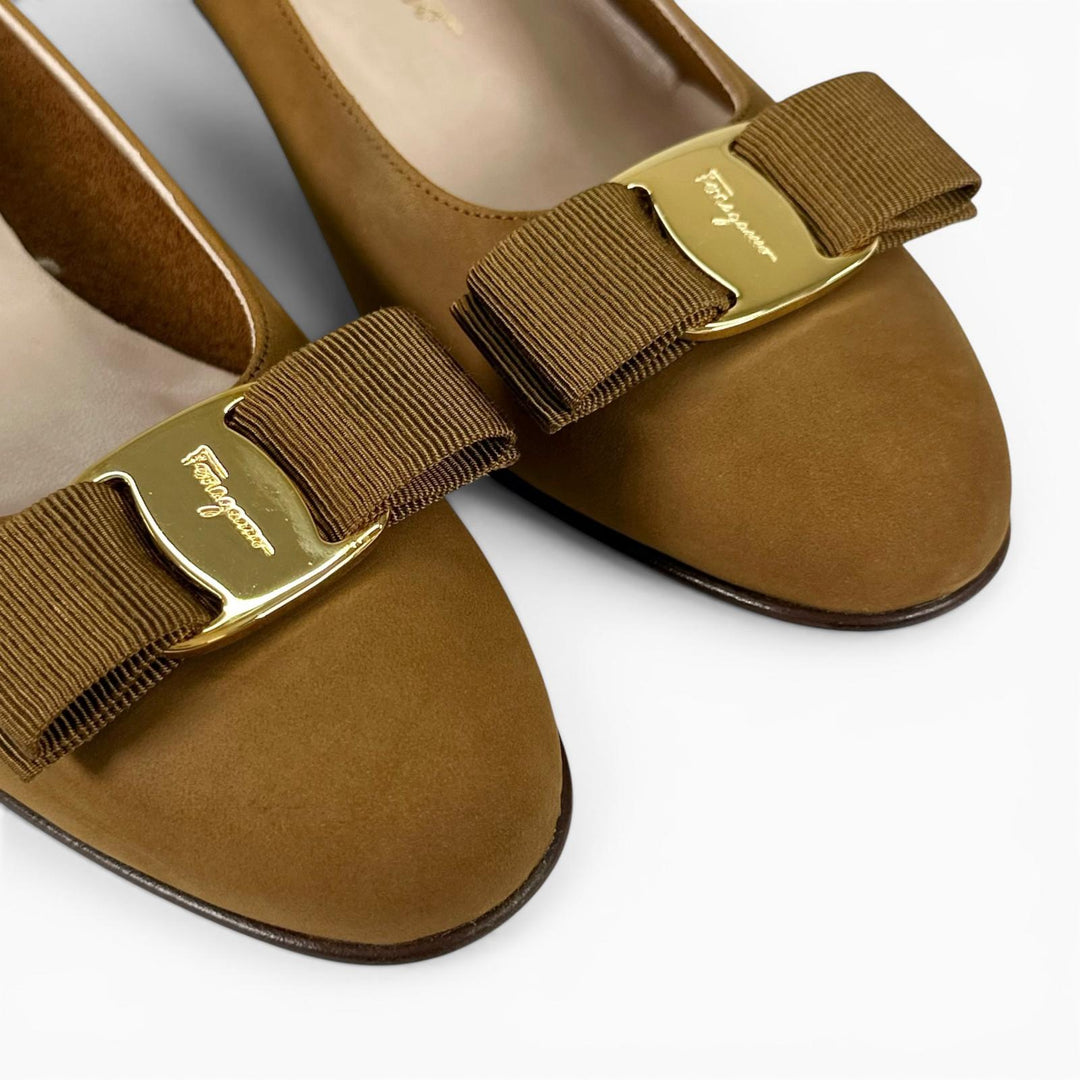 Pristine Salvatore Ferragamo pumps VARA Logo Metal Ribbon Brown Suede leather 6