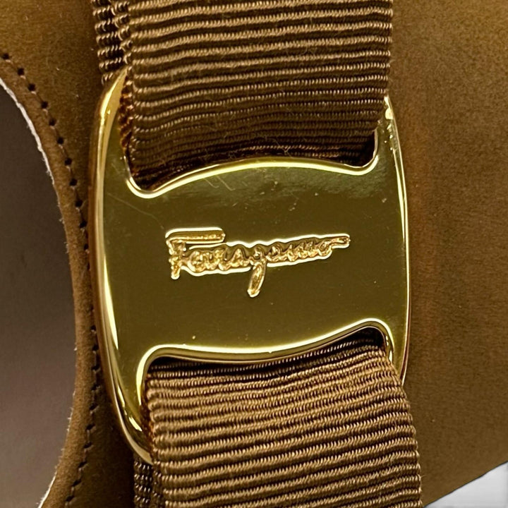 Pristine Salvatore Ferragamo pumps VARA Logo Metal Ribbon Brown Suede leather 6