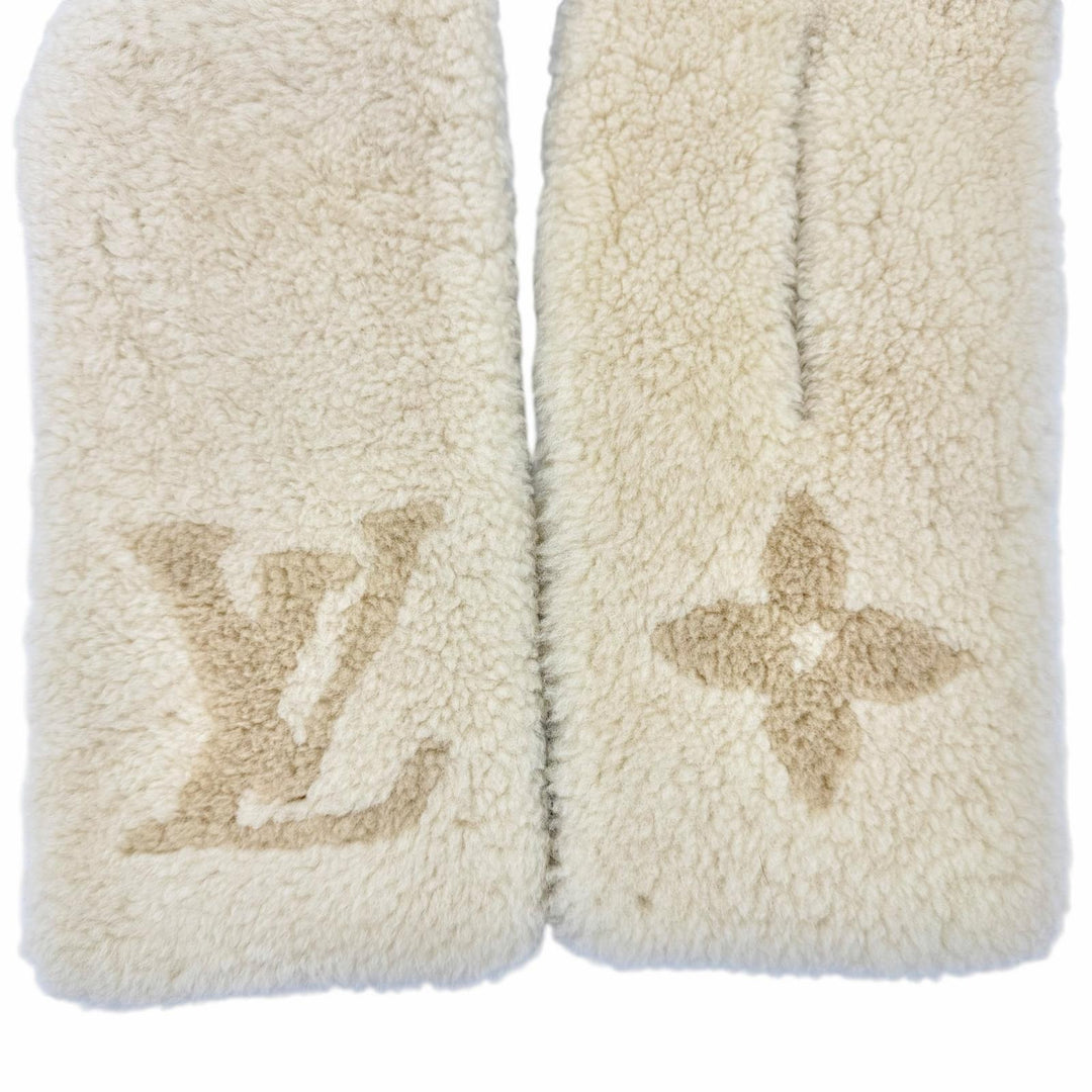 Excellent LOUIS VUITTON Monogram Shearling Scarf LV logo shearling Sheep M92894