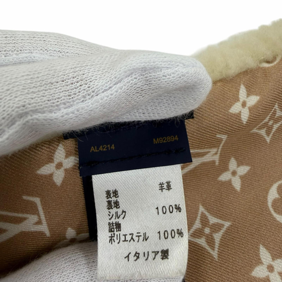 Excellent LOUIS VUITTON Monogram Shearling Scarf LV logo shearling Sheep M92894