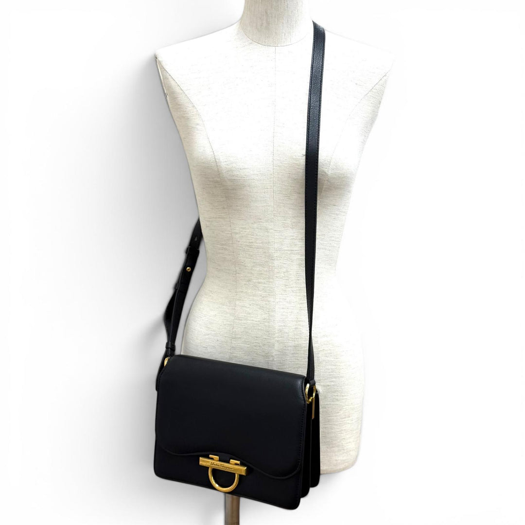 Excellent Salvatore Ferragamo Shoulder Bag Joanne black Calf leather Women