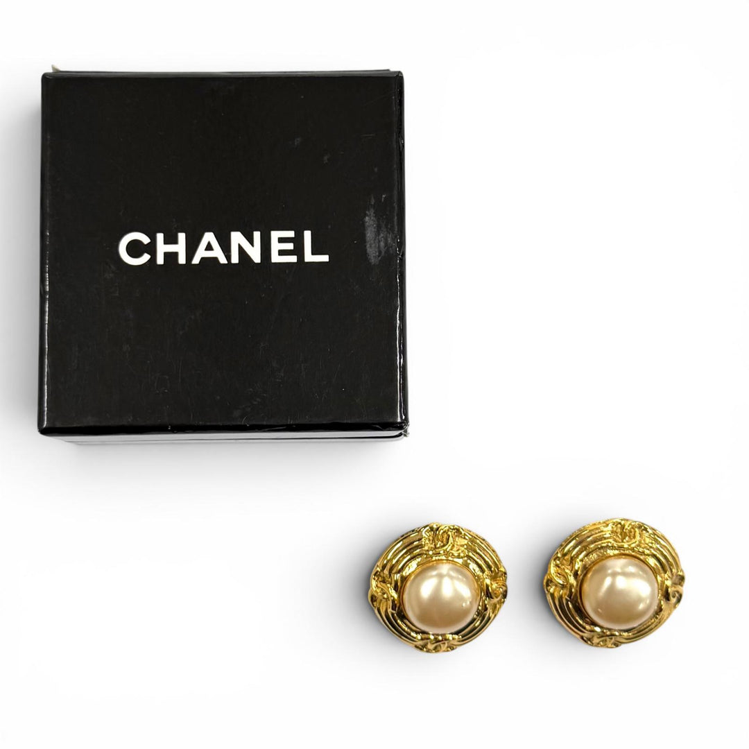 Excellent CHANEL Earring Faux Pearl COCO Mark gold Women 93A