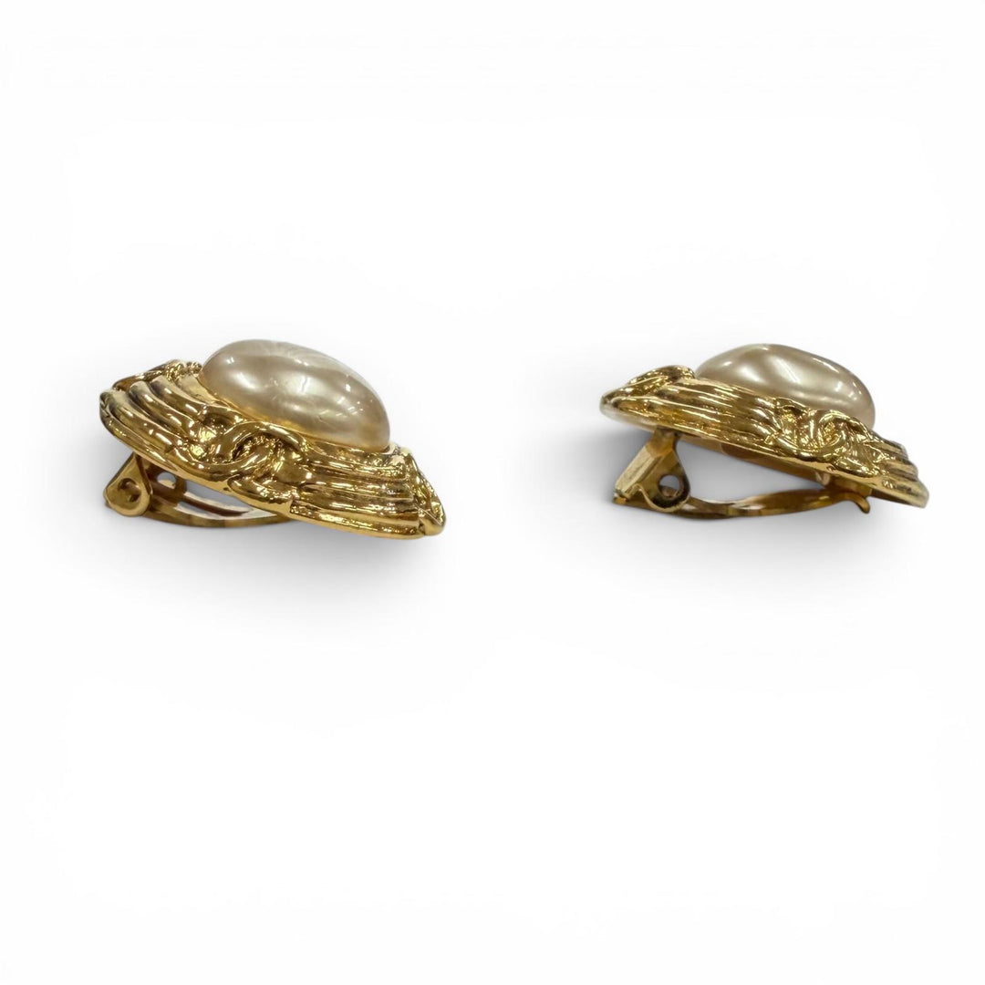 Excellent CHANEL Earring Faux Pearl COCO Mark gold Women 93A