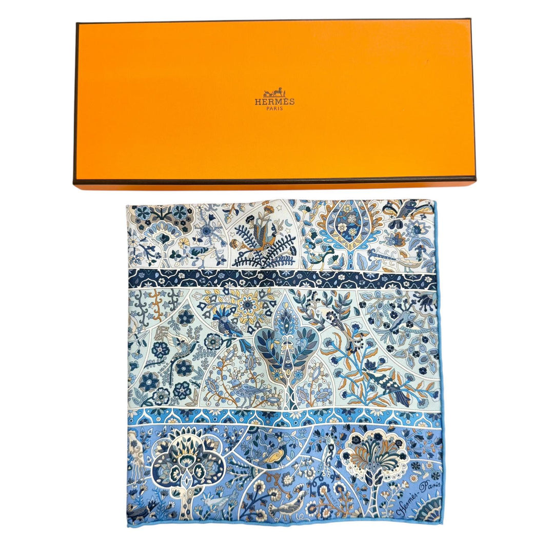 Pristine HERMES scarf In the Land of Blooming Birds Petit Carre Carre 45 silk