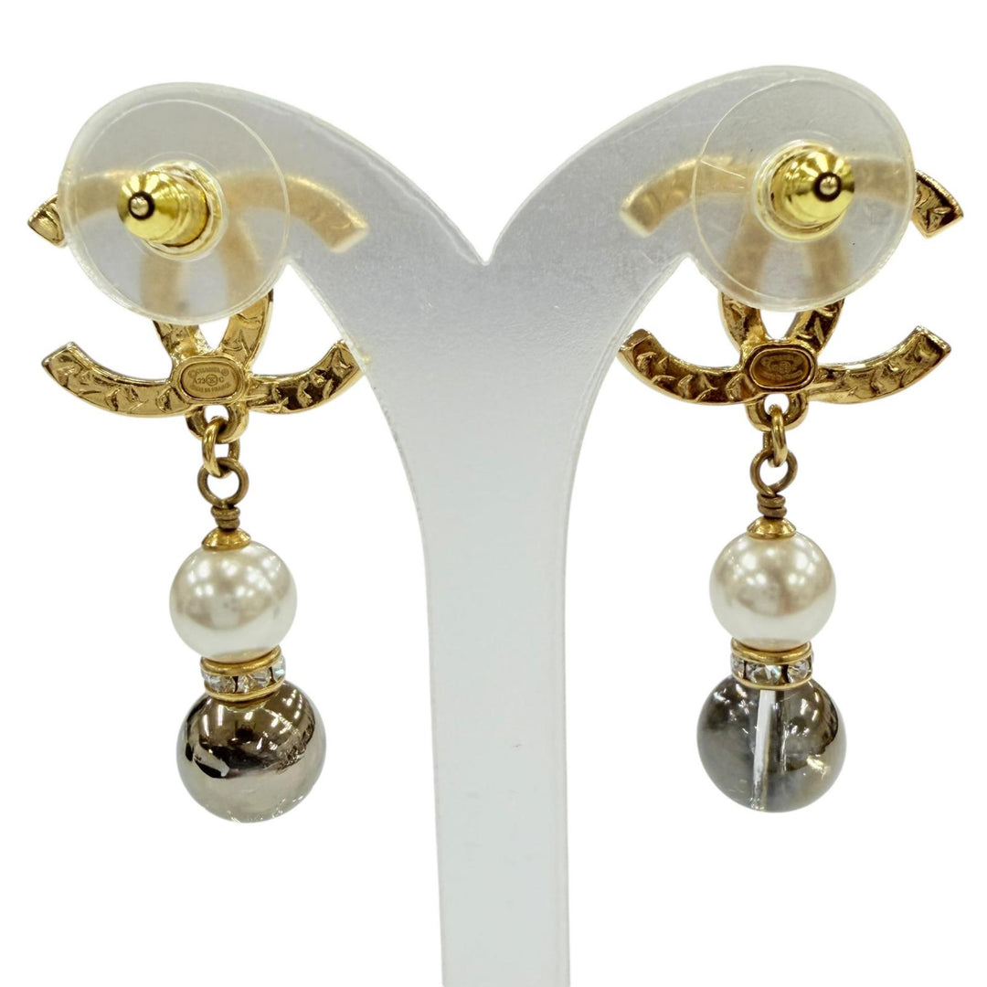 Excellent CHANEL Pierce COCO Mark Rhinestone Pearlstone Swing gold Women A23C