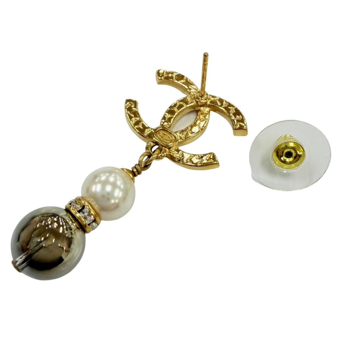 Excellent CHANEL Pierce COCO Mark Rhinestone Pearlstone Swing gold Women A23C
