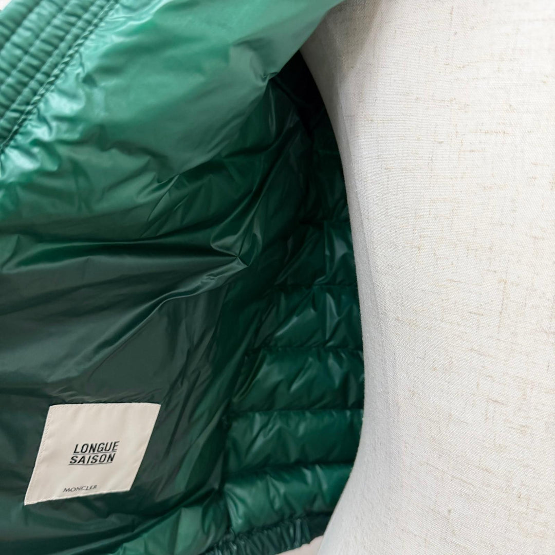 Great MONCLER Down jacket PETICHET GIUBBOTTO Logo Patch Light