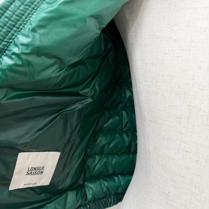 Great MONCLER Down jacket PETICHET GIUBBOTTO Logo Patch Light